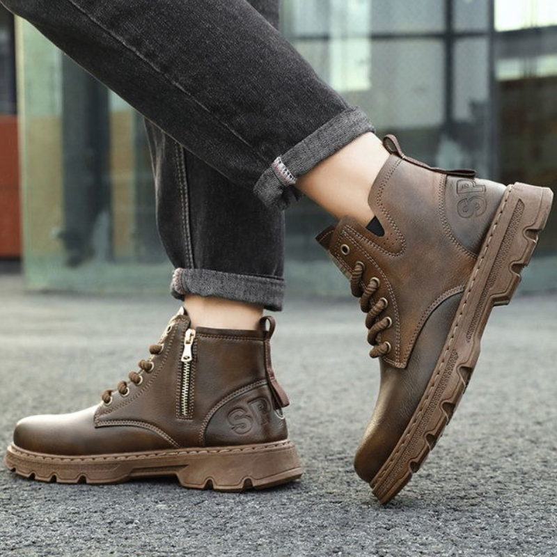 Leather Work Boots - ​ รองเท้าบูทหนังหุ้มข้อสูงแบบมีซิปสำหรับผู้ชาย คอลเลคชั่นใหม่ฤดูหนาวปี 2025 สไตล์วินเทจเรโทรแบบอังกฤษ ทันสมัย