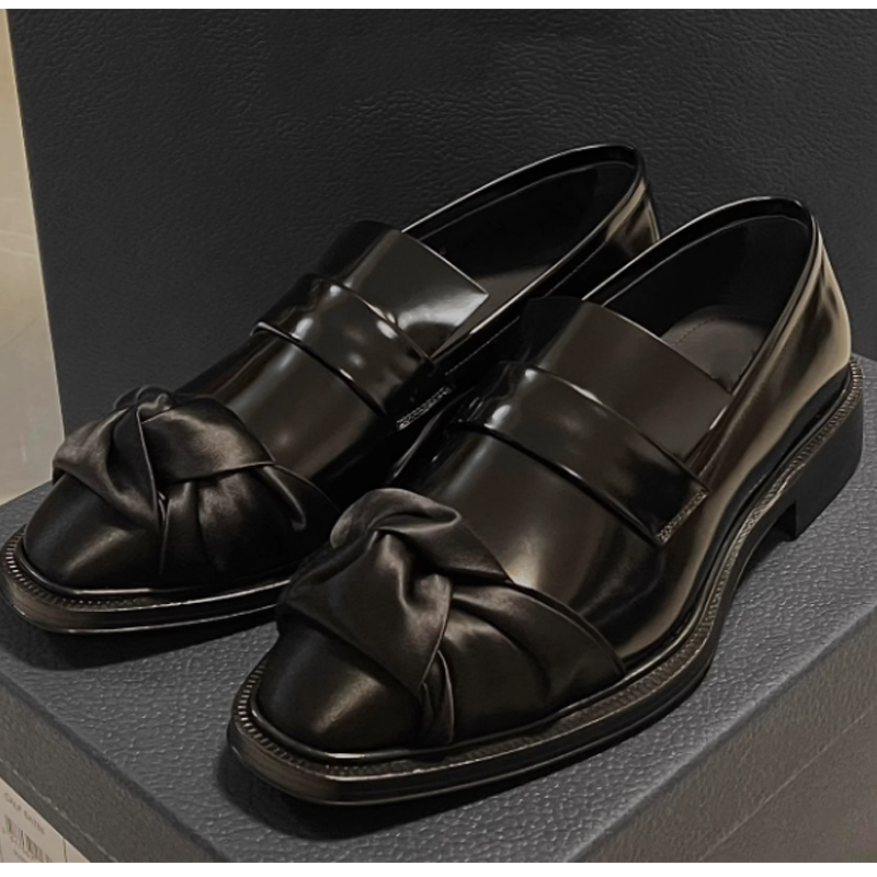 Leather Work Dress - รองเท้าโลฟเฟอร์หนังแก้วสีดำสำหรับผู้ชาย ตกแต่งด้วยโบว์ผ้าไหม สไตล์อังกฤษ หัวเหลี่ยม สวมแบบสลิปออน รองเท้าลำลองสำหรับงานปาร์ตี้และทำงาน