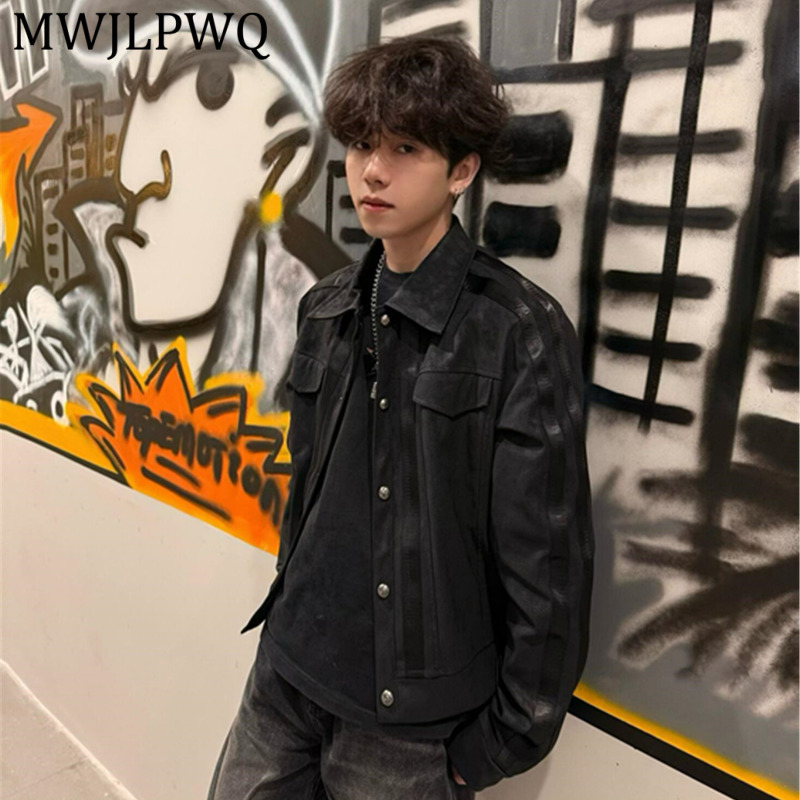 Leather Work Jacket Mens - MWJLPWQ เสื้อแจ็คเก็ตทำงานแบบเรโทรสีดำ ผ้าหนังกลับต่อผ้า แต่งกระดุมโลหะ ปกเสื้อแบบลา펠 ทรงหลวม